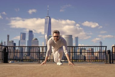 Hızlı koşucu açık havada koşmaya başlıyor. Koşucu başlangıç çizgisinde. Sporcu New York 'ta koşuya hazır. Yarışmaya hazırız. Başlangıçta spor koşucusu. 2024 yılına başlıyoruz..