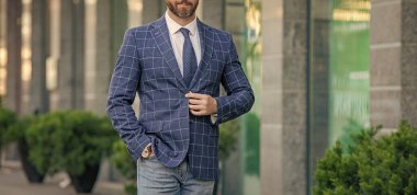 İş CEO 'sunun kravatlı hali. Açık hava şirketinin CEO 'su. Kentsel geçmişin CEO 'su. Şirketin CEO 'su sokakta ceket giyiyor..