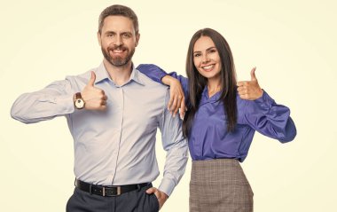 Ofiste toplantı yaparken iş adamları birlikte. İş projesinde çalışan iş adamları. Yeni bir iş projesinde işbirliği yapıyorum. Beyazlar üzerinde izole iş adamları. başparmak yukarı.
