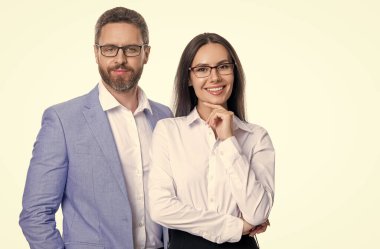 Resmi takım elbiseli iki iş adamı. Hırslı iş adamları destek veriyor. Profesyonel iş lideri ve menajeri. Başarılı iş adamları. İş arkadaşları beyazları izole ediyor. Başarılı takım.