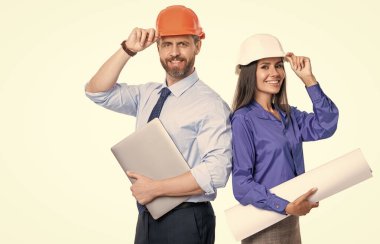 Güvenlik işi. Veri koruması. Planı olan bir mühendis. İnşaat projesi planı. Mimar planlama işi. Beyaz şapkalı baş mühendis ve mimar izole edilmiş. İçerik tartışılıyor.