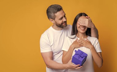 Sevgi dolu adam Sevgililer Günü için hediye veriyor. Sürpriz kadına hediye kutusu. Sevgilisinden hediye alan kız arkadaşı. Sevgililer Günü çifti. Birbirine aşık bir çift. Kadınlar günü hediyesi. Reklam..