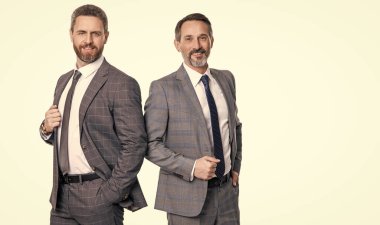 Hırslı iş adamı desteği. Profesyonel iş lideri ve menajeri. Liderlik potansiyeli. Başarılı iş adamı. İş arkadaşları beyazları izole ediyor. Resmi takım elbiseli iki iş adamı..