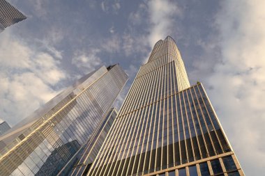 Metropolis City 'deki gökdelen. Şehir merkezinde gökdelenli. İş bölgesindeki ofis binası. Gökdelen mimarisi. Gökdelen mimari tarzı. Modern cam bina.