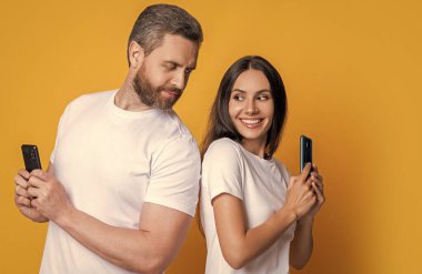 Özel mesaj. SMS iletişimi. İnternette sohbet eden bir çift. Aile çiftlerinin mesafeli ilişkileri vardır. Kadın ve erkek akıllı telefon kullanıyor. Sohbet ve mesajlaşma. Bağlandı. Veri gizliliği.