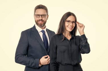 Başarı vizyonu. Başarılı ve kendine güvenen iş adamları. İş adamı ve gözlüklü kadın. İş adamları gözlüklerinden bakar. İş görüşü ve görme yeteneği. Takım çalışması..