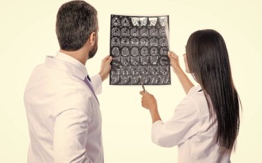 İki doktor Xray 'i klinik tanı koyuyor. Cerrah röntgen sonuçlarını kadınlara gösteriyor. Doktor nörolog. Doktor hastalık taraması yapıyor. Tıbbi teşhis. Teşhis ve tedavi. Doktor ofisi..