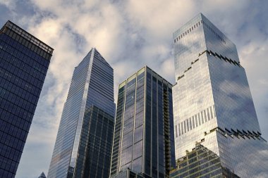 Metropolis City 'deki gökdelen. Şehir merkezinde gökdelen manzaralı. Bakış açısı. Gökdelen mimarisi. Gökdelen çağdaş mimarisi. Modern şehir perspektifi.