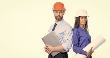 Mimar planlama işi. Beyaz şapkalı baş mühendis ve mimar izole edilmiş. Güvenlik işi. Veri koruması. Planı olan bir mühendis. İnşaat projesi planı. Profesyonel takım..