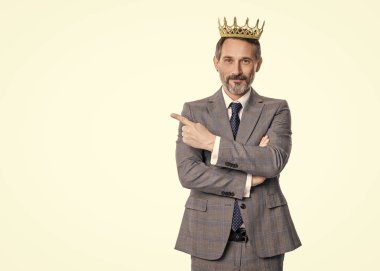Takım elbiseli işadamı patron. Taç giymiş bir iş adamı. Büyük patron. İş başarısı ve liderlik. Başarılı bir işadamı olan patron beyazları soyutladı. Motivasyon ve ödül. En iyi teklif.