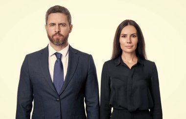 Başarılı bir ortaklık. İş ekibi başarısı. İş adamlarının başarısı için reklam. Finansal açıdan başarılı bir anlaşma. Takım elbiseli iş adamları. İş başarısı beyazda izole edildi. Piyasa güçleri.