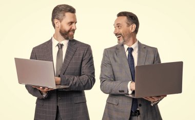 Serbest meslek sahibi bir girişimci. Video çağrısı. İş toplantısı ve video konferansı. Çevrimiçi yayın. Bilgisayarda çalışan iki iş adamı beyazla izole edilmiş. İş adamları çevik iş geliştirir.