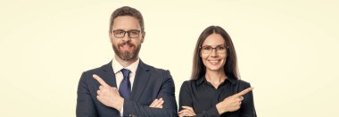 İş arkadaşı olan iş adamları. İş liderliği ve başarı. Lider, liderliği temsil ediyor. Başarılı iş adamları. İşletme lideri beyazları soyutladı. Ofiste iki meslektaşım var. işaret parmağı.