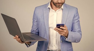 Serbest blog yazarı. Uzaktan kumanda serbest çalışıyor. İş adamı, ofis elbisesi içinde dinleniyor. İş başarısı. Bilgisayarda iş adamı iletişimi. İş geliştirme. Çevrimiçi çalışan serbest çalışan.