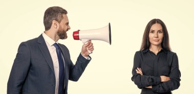İş adamının terfi konusunda ortağıyla anlaşmazlığı var. İş adamları rekabeti ilan etti. İş çatışması. Hoparlördeki çalışana bağıran işadamı beyazdan izole edilmiş. anlaşmazlık.