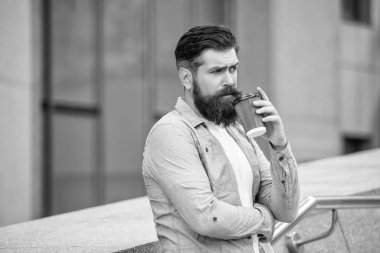 Kahve molasındaki sakallı adam. Caddedeki kahve molasındaki adam. Kahve molasındaki adamın fotoğrafı. Kahve molasındaki adam..