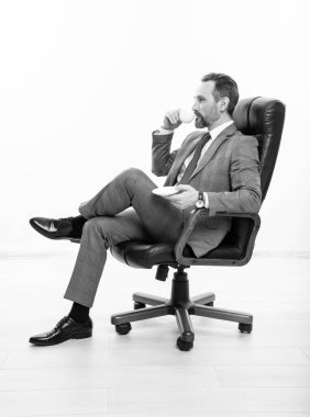 Rahatlatıcı iş adamı. Ofis koltuğundaki iş adamı. İş liderliği ve başarı. Başarılı bir iş adamı. Ofis müdürü beyazları izole etmiş. Takım elbiseli iş adamı. Büyük patron..