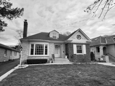 Açık alanda bir apartman. mimari tasarım. İkamet mimarisi. Banliyö ev mimarisi. Modern yazlık ev. Mimarlık konsepti. Konforlu bir mahallede mülk.