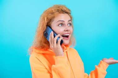 Akıllı telefondan konuşan bir kadın var. Milenyum kadınlarının telefon konuşmaları olur. Akıllı telefondan kız kıza konuşuyoruz. Telefon var. Mobil iletişim. Kız çağrıya cevap verdi. İletişim. Çağrı kalitesi.