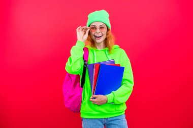 Bilgi toplama günü. Üniversitede eğitim. Pembe üzerine izole edilmiş genç bir kız. 1 Eylül. Bilgi ve eğitim. Okul eğitimi. Öğrenci hayatı. Üniversitedeki kız öğrenci. Okula geri dön..