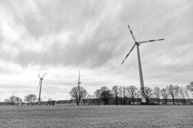 Yenilenebilir elektrik üretimi için rüzgar değirmeni. Kırsal kesimde bir yel değirmeni. Deniz aşırı rüzgar parkı. Rüzgâr Türbinleri Çiftliği sahada. Alternatif yenilenebilir enerji üretimi. yeşil enerji kavramı.
