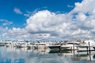 Lüks Güney Sahili marinası. Miami şehir marinası etkileyici bir yat ve teknesi var. Lauderdale Kanalı 'na demirlemiş lüks bir yat. Miami sahilinde lüks bir yat. Miami Beach, Florida 'daki Marina' da. Miami Limanı.