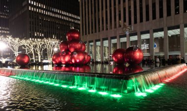 New York City, ABD - 24 Aralık 2023: NYC Noel tatili. Noel balosuyla süslenmiş bir çeşme. Mutlu noeller. New York 'ta Noel zamanı. Xmas topu ve çeşme aydınlatma.