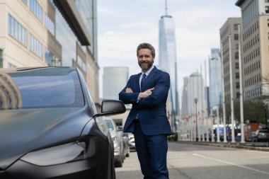 Dışarıdaki iş adamı. Pahalı takım elbiseli bir satıcı. İş adamı araba kiraladı. Lüks arabadaki sigorta acentesi. Başarılı bir araba satıcısı. Satış otomobili. Araba sigortası. Otomatik koruma.