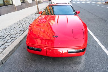 New York, ABD - 15 Mart 2024 Chevrolet Corvette C4 üstü açık spor Chevy arabası. Chevrolet Corvette dışarıda park etmiş. Chevrolet Corvette 'in arabası. Chevrolet Corvette spor arabası, ön manzara..