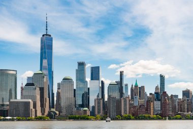 Hudson River, New York 'tan Manhattan manzarası. ABD, New York, Manhattan. Aşağı Manhattan silueti. New York, Birleşik Devletler. Manhattan 'da New York şehrinin silüeti.