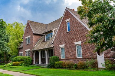 Banliyö bölgesinde özel bir ev. Banliyö ev mimarisi. Banliyöde özel konutları var. Banliyö mahallesi. Özel aile mimarisi. Evin dış tarafı. Şehir konutları.