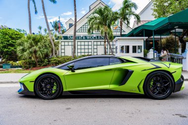 Miami Beach, Florida USA - 9 Haziran 2024 L2022 Lamborghini Aventador LP 780-4 Ultimae Green Miami plajında. Lamborghini lüks bir İtalyan otomobil üreticisi.
