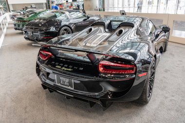 New York, ABD - 27 Mart 2024: 2015 Porsche 918 Spyder. Lüks Porsche 918 Spyder. Modern Porsche 918 Spyder spor arabası New York Uluslararası Otomobil Fuarı, arka açı görünümü.