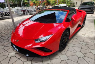 Miami Beach, Florida USA - 8 Haziran 2024: Lamborghini Huracan Miami plajında. Lamborghini lüks bir İtalyan otomobil üreticisi.