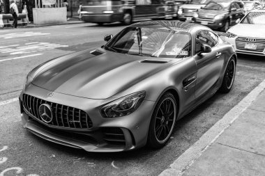 New York City, ABD - 09 Ağustos 2023: Mercedes Benz AMG GT 2018 spor araba, ön manzara.