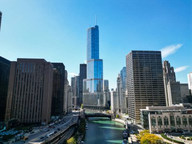 Chicago, ABD - 08 Ekim 2024: Gökdelen binalı şehir manzarası. Şehir merkezi mimarisi ve nehri. Şehrin tarihi Chicago Nehri 'nde. Chicago şehir merkezi. Gökdelen mimarisi. Şehir manzarası.
