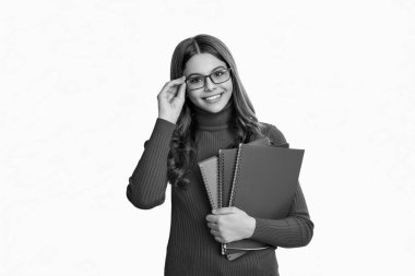 Genç kız bilgi edinmek için çalışıyor. Genç kız okul ödevini çalışıyor. Okula dönüyorum. Ödevleri olan liseli kız. Kendi kendine çalışma konsepti. Ödevler için çalışma kitabı. Ev ödevi bir fırsat sunar..