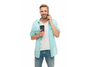 Telefonla ve kahveyle arayan adam. Konuşuyorduk. Kahve molası. Sabah araması. Genç meşgul bir adam telefonda konuşuyor. Millennial 'daki adam telefonla arıyor. Beyazdan izole edilmiş. Hoş sohbetti..