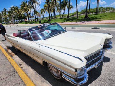 Miami Beach, Florida USA - 5 Haziran 2024 Cadillac Coupe DeVille Ocean Drive Miami Beach