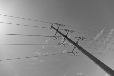 Güçlü bir istasyon. Elektrik sağlayıcısı. Pilon hizmetine güç veriyorum. Elektrik hattı. Pilon enerji üretiyor. Elektrik kulesinde voltaj iletimi. Yüksek voltajlı elektrik hattı. dönüşüm istasyonu.