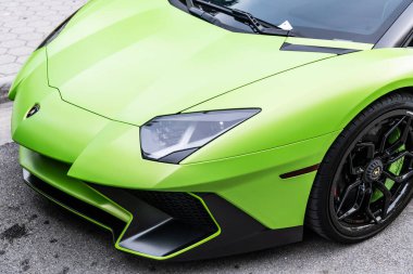 Miami Beach, Florida USA - 9 Haziran 2024 L2022 Lamborghini Aventador LP 780-4 Ultimae Green Miami plajında. Lamborghini lüks bir İtalyan otomobil üreticisi.