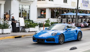 Miami Beach, Florida USA - 6 Haziran 2024: Porsche 911 Turbo S Miami Beach Ocean Drive 'da. Miami 'de mavi Porsche 911 Turbo S