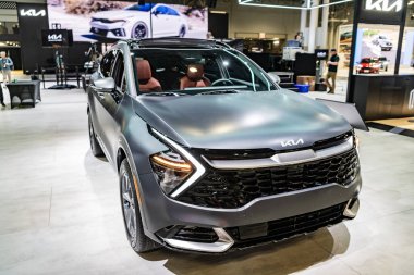 New York City, ABD - 27 Mart 2024: 2023 Kia Sportage Crossover car at New York International Auto Show, corner view.