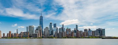 New Jersey 'den New York. Manhattan güzel silueti, New York, Birleşik Devletler. Manhattan 'ın ortasındaki New York şehrinin gökyüzü manzarası. ABD, New York, New York, Manhattan. New York gökdelenleri