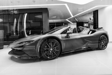 New York, ABD - 09 Ağustos 2023: Ferrari SF90 Stradale spor spor araba galeride, yan manzara.