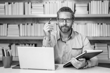 İşyerindeki uzaktan kumandalı insan ağı. Görüntüler konferansta. Esaslı bir kavram. İnsanoğlu için çevrimiçi webinar eğitimi. Webinar kursu çevrimiçi. Adam internette ders çalışıyor. Erkek için eğitim. Çevrimiçi kaynaklar.