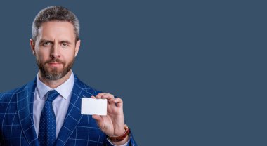 Takım elbiseli iş adamının kredi kartı Grey 'de izole edilmiş. İşletme markası. Hesabı öde. Kredi kartı olan bir iş adamı. Emoney ile iş anlaşması. İş başarısı. Uzayı kopyala Şirket logosu.