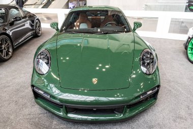 New York, ABD - 27 Mart 2024: Porsche 911 Sport Classic retro car. Yeşil renkli Porsche 911 Spor Klasik araba. New York Uluslararası Otomobil Fuarı 'nda klasik Porsche 911 Spor İzi..