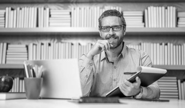 Öğretmenim sınıfta. Sınıfta kitabı olan bir öğretmen. Sınıfta ders alan bir adam. Öğretmenler günü. Erkek öğretmen okul sınavına hazırlanıyor. Öğretmenim derste not alıyor. Eğitimde rehberlik.