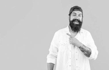 Sarıda izole edilmiş rahat bir adam, kopyala uzayı. Stüdyoda havalı sıradan bir adam. Arka planda havalı sıradan bir adam. Havalı, sıradan bıyıklı bir adamın fotoğrafı..